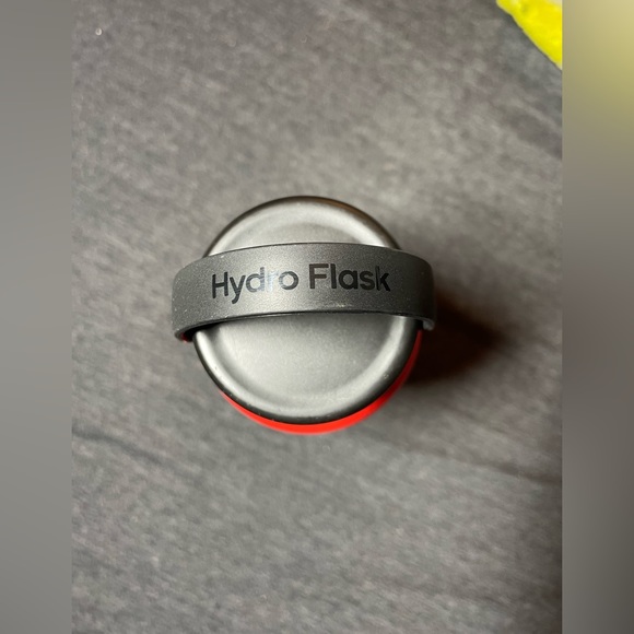 Hydro Flask 32 oz - Picture 5 of 6